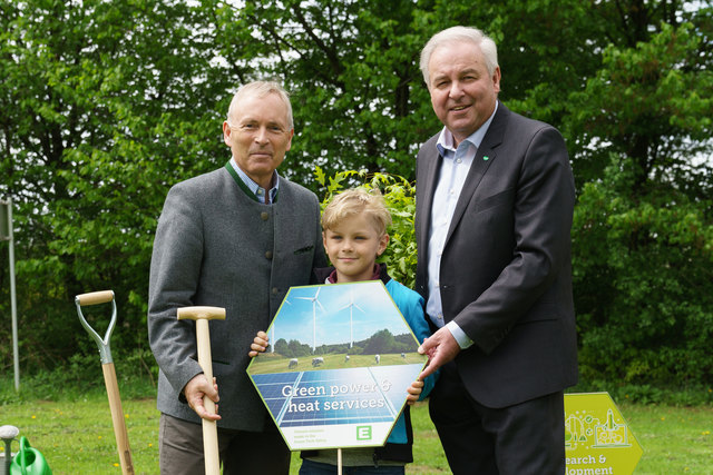 Energie Steiermark-Vorstandssprecher Christian Purrer (l.) und LH Hermann Schützenhöfer mit einem Volksschulkind. | Foto: steiermark.at/Streibl