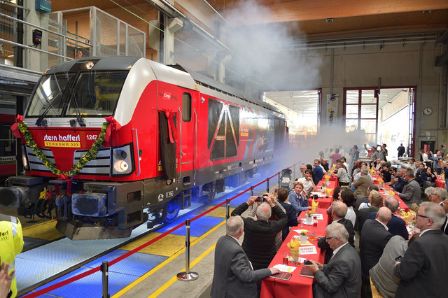 Die neue Diesellok vom Typ Siemens Vectron DE wurde auf "Elisabeth" getauft. | Foto: Stern & Hafferl Verkehr