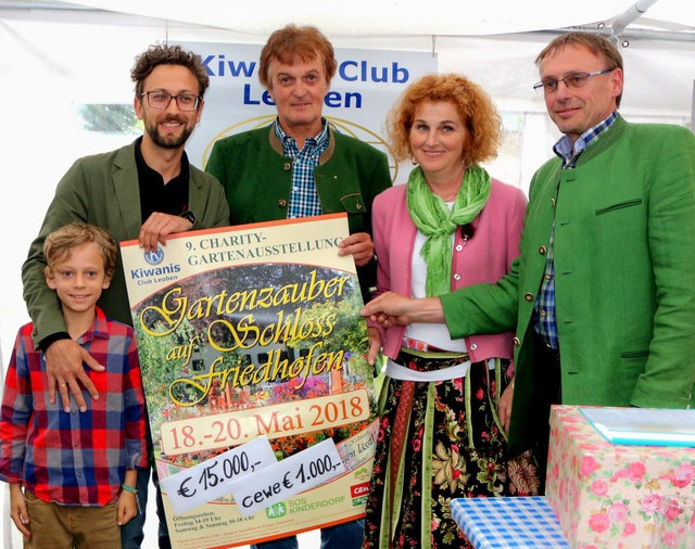 Mario Edler (SOS Kinderdorf Stübing), Kiwanis-Präsident Andreas Bernhard mit den Organisatoren des Gartenzaubers Andrea und Gerhard Urbanek (v.l.). | Foto: KIwanis