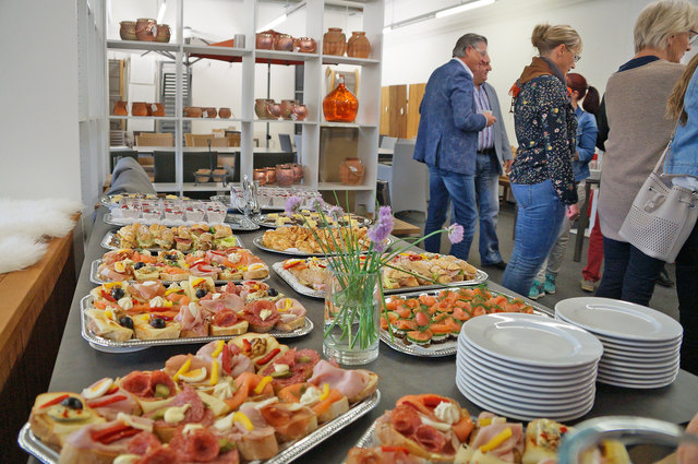 Das Buffet für das zehnte Kindberger Wirtschaftsfrühstück in der "Gartenmöbeloase" von Elisabeth und Jürgen Zöscher lieferte die Lebenshilfe Mürztal. | Foto: Koidl