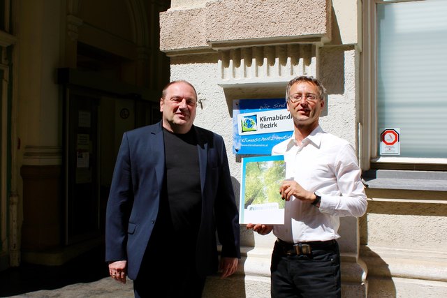Einsatz für Klimaschutz in Rudolfsheim-Fünfhaus: Bezirkschef Gerhard Zatlokal (l.) und Markus Mondre.