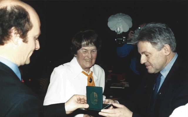 Lehner Paul mit Recheis Käthe und LH Pühringer Josef  Ehrenring Kulturmedaille 13.3.1998 Foto Hans Aumayr