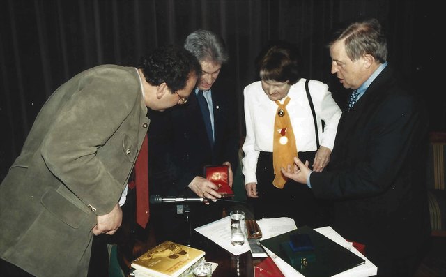 Recheis Käthe Mit LH Josef Pühringer und BM Anton Korepp Ehrenring Kulturmedaille 13.3.1998 Foto Hans Aumayr