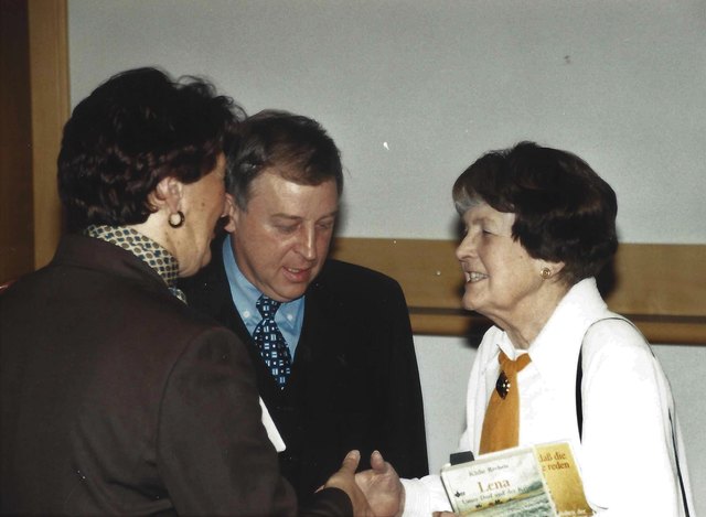 Frau und Herr Korepp mit Recheis Käthe Ehrenring Kulturmedaille 13.3.1998 Foto Hans Aumayr