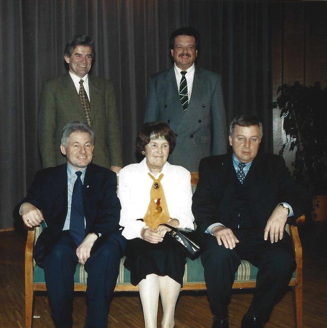 Recheis Käthe Mit LH Josef Pühringer und BM Anton Korepp Ehrenring Kulturmedaille 13.3.1998 Foto Hans Aumayr