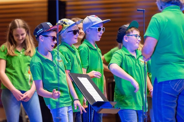 Die Schüler während des Auftritts.