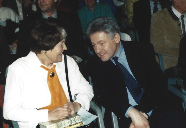 Recheis Käthe mit LH Josef Pühringer Ehrenring Kulturmedaille 13.3.1998 Foto Hans Aumayr