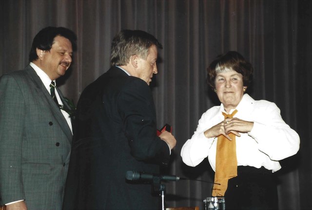 Recheis Käthe Mit Norbert Schwarz und BM Anton Korepp Ehrenring Kulturmedaille 13.3.1998 Foto Hans Aumayr