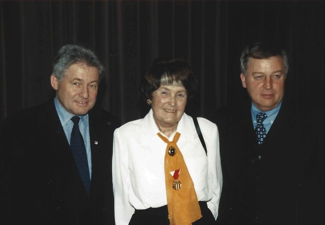 Recheis Käthe Mit LH Josef Pühringer und BM Anton Korepp Ehrenring Kulturmedaille 13.3.1998 Foto Hans Aumayr