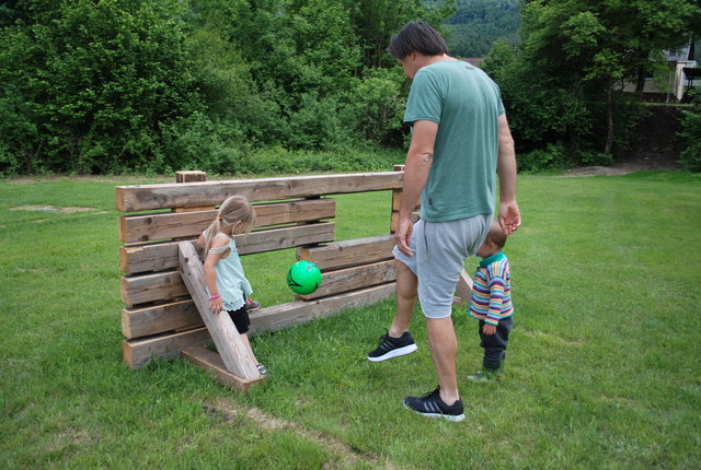 Daniel Rebernik probiert die Hindernisse - aus Holz, Stein oder Wurzeln - aus