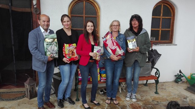 Übergabe Weizer Pfotenbrücke mit Tierschutzsprecherin LAbg. Liane Moitzi (3. v.l.)