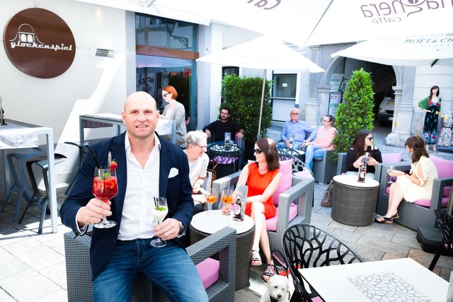 Sommerliches Flair im Café Glockenspiel: Geschäftsfüher Josef "Seppi" Winkler kredenzt frische Drinks wie Glocke Spritz. | Foto: Jorj Konstantinov