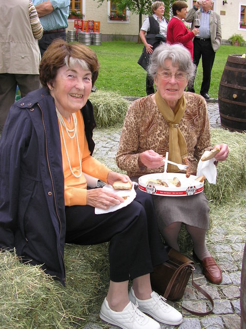 Recheis Käthe und Marianne Pfarrfest 12.6.2005 Foto Aumayr