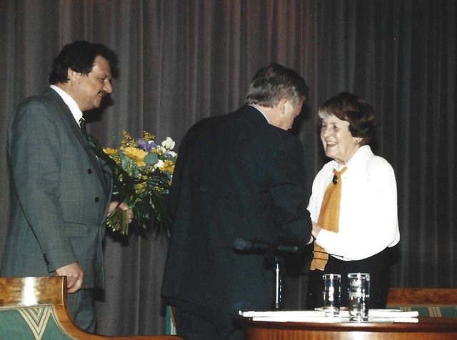 Recheis Käthe Mit Norbert Schwarz und BM Anton Korepp Ehrenring Kulturmedaille 13.3.1998 Foto Hans Aumayr