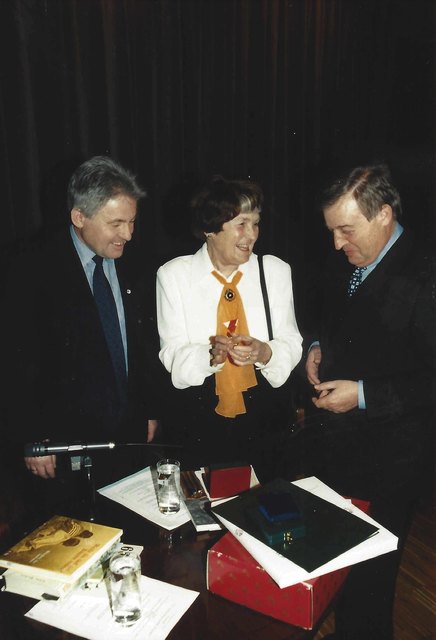 Recheis Käthe Mit LH Josef Pühringer und BM Anton Korepp Ehrenring Kulturmedaille 13.3.1998 Foto Hans Aumayr