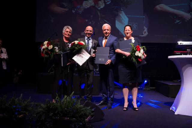 Hausbesorger (v. li.): Michaela Sykora (3. Platz), Manfred Kopp (1. Platz) und Monika Souczek (2. Platz) mit Vamed-Direktor Gerhard Gucher (2.v.r.). | Foto: Helmut Graf