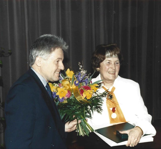 LH Pühringer Josef mit Recheis Käthe Ehrenring Kulturmedaille 13.3.1998 Foto Hans Aumayr
