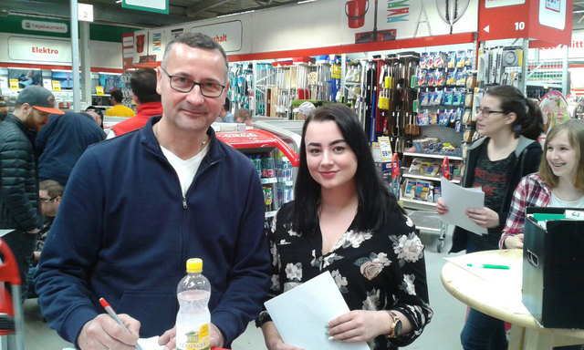 Chiara bei der Befragung eines Kunden im Baumarkt. | Foto: HAS Jennersdorf