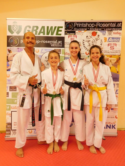 Trainer Ferdinand Hörmann mit Markus Schmelzer, Jana Lind und Eva Schubert. | Foto: KK