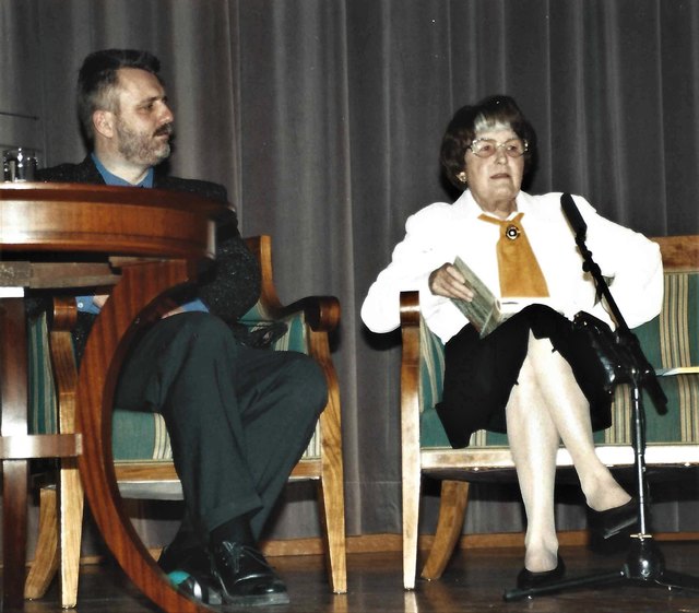 Pittertschatscher Alfrad mit Recheis Käthe Ehrenring Kulturmedaille 13.3.1998 Foto Hans Aumayr