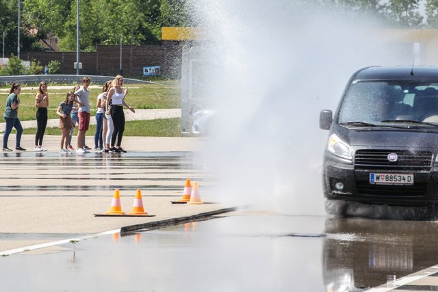 Schulklassen ab der neunten Schulstufe erfahren erlebbare Fahrphysik im ÖAMTC Fahrtechnikzentrum Marchtrenk. | Foto: ÖAMTC Fahrtechnik