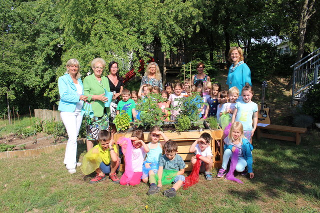 LR Dunst und Bgm. Böhm mit Pädagoginnen und Kindern des Kindergartens "Am Tabor" | Foto: Büro LRin Dunst