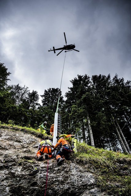 Die besonders schweren Stahlstützen der Lawinensicherung wurden per Hubschrauber an ihren Bestimmungsort gebracht | Foto: NÖVOG/R. Herbst