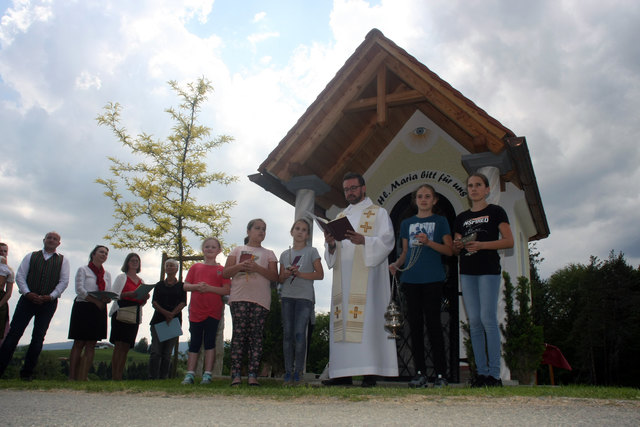 Wo einst ein Wegkreuz zum Innehalten einlud, steht jetzt die Kapelle von Peter Koinegg und seiner Partnerin Angela. Gesegnet wurde sie von Pfarrer Holló. | Foto: Herbert Krainer