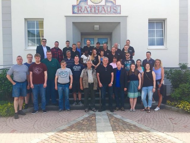 Die Besucher aus Wittingen posierten mit Ortschef Weghofer vor dem Rathaus für ein Gruppenfoto. | Foto: Gemeinde Wiesen