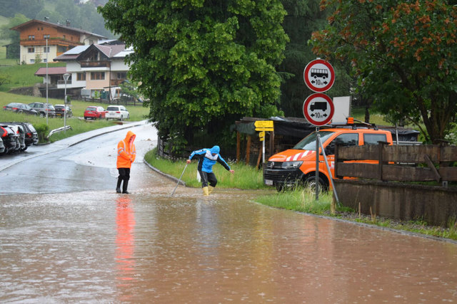 In der Wildschönau traten beim Hagelunwetter mehrere kleine Bäche aufgrund von Verklausungen über die Ufer.