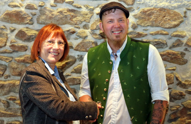 Stadrätin Regina Fechter mit dem zukünftigen Pächter des Oberwirt, Christian Rathner. | Foto: Stadt Linz