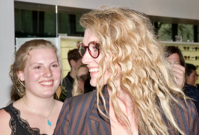 Die siegreiche Jung-Designerin Arnika Hable mit "Lola"-Darstellerin Sophie Prusa und der Brille "Lola".