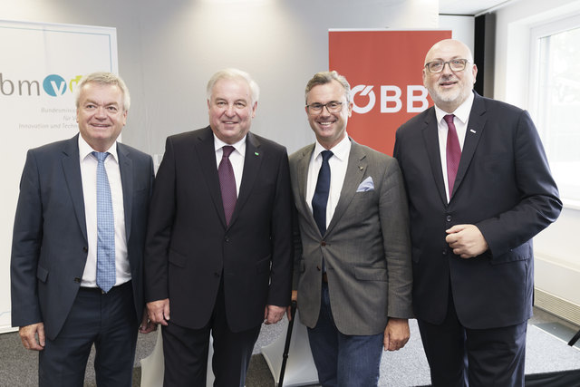Freuen sich über die Infrastrurkturvorhaben in der Steiermark: Verkehrslandesrat Anton Lang, LH Hermann Schützenhöfer, Minister Norbert Hofer und ÖBB-Chef Andreas Matthä (v.l.) beim Pressegespräch. | Foto: steiermark.at/Streibl