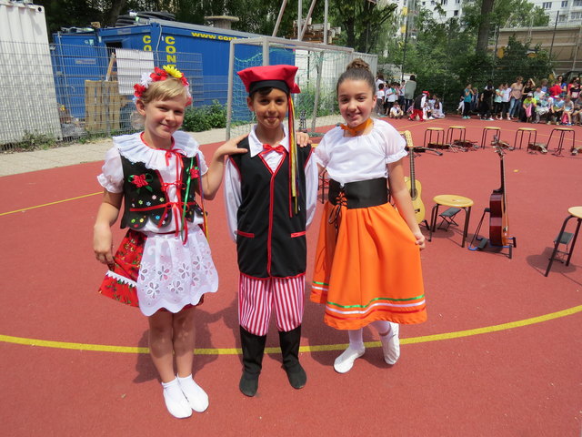 Auf Schule als Ort der Begegnung weisen die Kinder der 4b mit ihren internationalen Tänzen hin.