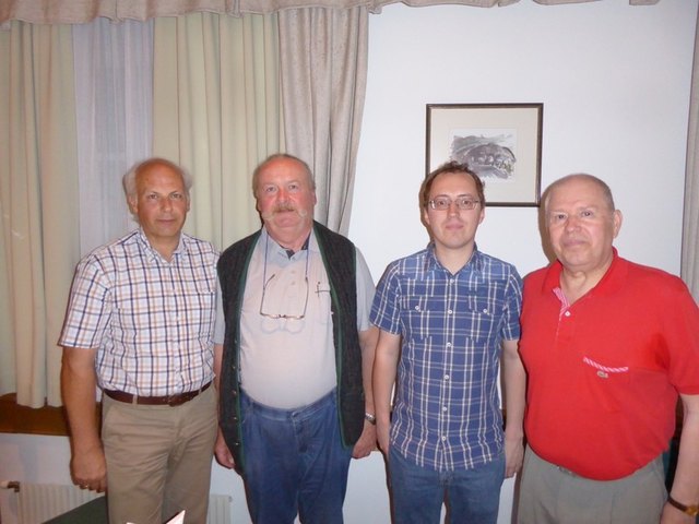 Bürgermeister Bernd Hermann gratulierte Jugendwart Johann Petz-Ortner, Großmeister Andreas Diermair und Obmann Manfred Raffalt zu den Erfolgen des Schachvereins Frauental. | Foto: KK