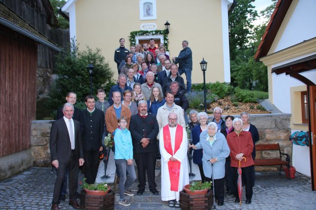Die zahlreichen Meßbesucher, vorne links Bürgermeister Johann Hölzl, Verschönerungsvereinsobmann Markus Rabl und Gemeinderat Alexander Scheidl