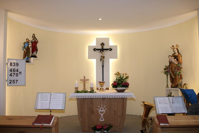 Die Kapelle zeigt sich jetzt durch die indirekte Beleuchtung im modernen Design