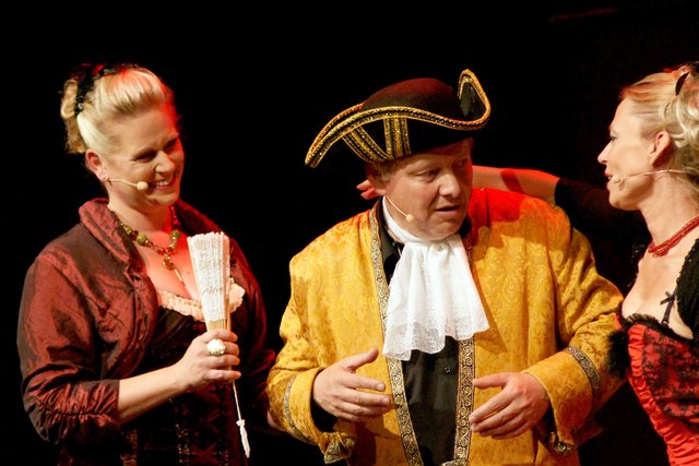 Sandra Schütz als "Dejanira", Pfarrer Stefan Koller als "Marquis von Forlipopoli" und Uschi Schibl als "Ortensia".