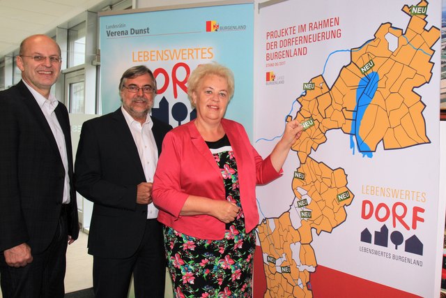 Informierten über die aktuelle Entwicklung der Dorferneuerung: Landesrätin Verena Dunst mit WHR Dipl.-Ing. Wolfgang Wallner (l.), Leiter Referat Dorferneuerung, und Dipl.-Ing. Günther Humer, MSc, OÖ Zukunftsakademie | Foto: Foto: Bgld. Landesmedeinservice