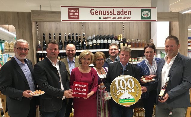 Maximilian Igelsböck (Bürgermeister Groß Gerungs); Thomas Weissinger (Standortleiter Groß Gerungs); Heinz Hausleitner (Bäckerei Hausleitner); Margareta Reichsthaler (Bundesobfrau GENUSS REGION ÖSTERREICH); Ing. Doppler von der HLW Zwettl; Karl Groiss ( Lämmerhof Groiss); Erich Fuchs (Obmann Lagerhaus); Bundesrätin Andrea Wagner (Landesbäuerin Stellvertretung); Franz Notz (Lagerhaus) - v.l. | Foto: GRÖ