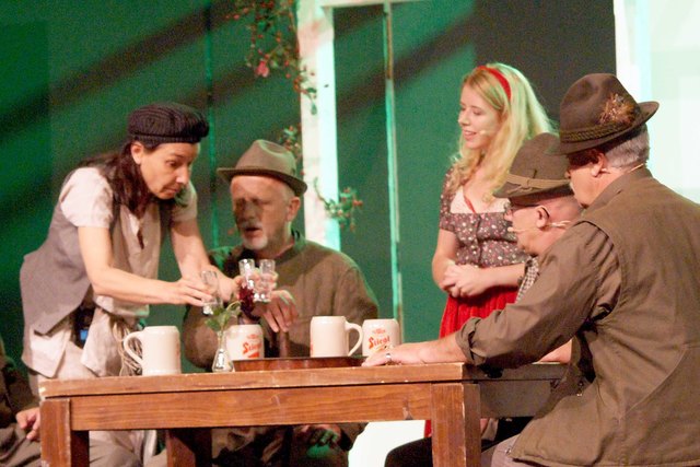 Stadträtin Elisabeth Kerschbaum als "Simi", hier ebenfalls im Bild Erich Löschenbrand als Jäger.