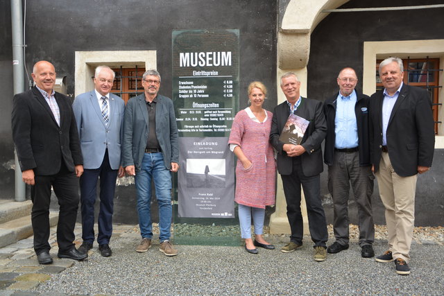 Einblicke in die regionale Zeitgeschichte: Hobbyhistoriker Franz Rabl (3.v.r.) präsentierte im Museum Pfeilburg seinen Bildband "Der Herrgott am Wegrand".