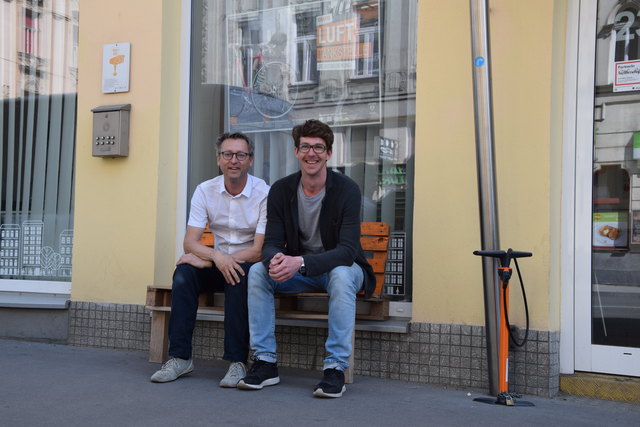 Für Meidling tätig: Dario Unterdorfer und Markus Mondre (l.) vor dem Gebietsbetreuungslokal.