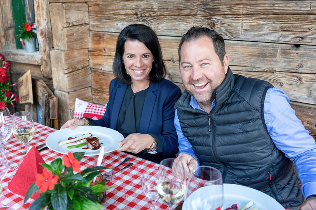 Serviert wurden die Teller einer sechsköpfigen Runde – darunter die Wirtsleute der Rübezahl-Alm und Kaffeeexperte Markus Egger | Foto: Gmedia