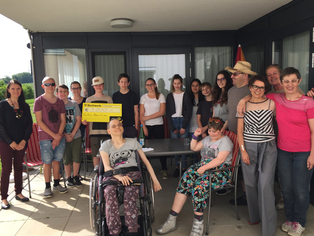 Die Schüler überreichten die Spende an das Caritas Haus Lisa in Deutschkreutz. | Foto: Caritas Burgenland