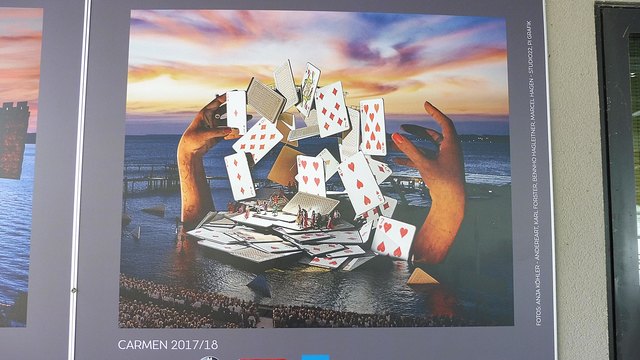 Bevor man zur Bühne kommt, werden einige Bühnenbilder präsentiert und sind dort an einer Wand anzusehen.