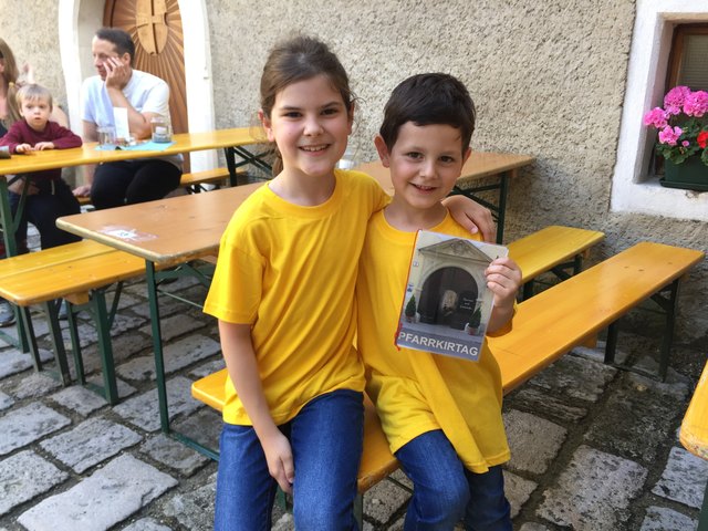 Paula u. Moritz Troant halfen kräftig mit beim Pfarrkirtag. | Foto: Nim