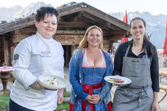 Die Söllerin Alexandra Embacher nutzte die freie Zeit um zusammen mit ihrer Kochgiganten-Kollegin Viktoria Stranzinger um auf der Rübezahl-Alm in Ellmau für die Kochshow zu üben. Wirtin Anita schaute den beiden dabei über die Schultern. | Foto: Gmedia