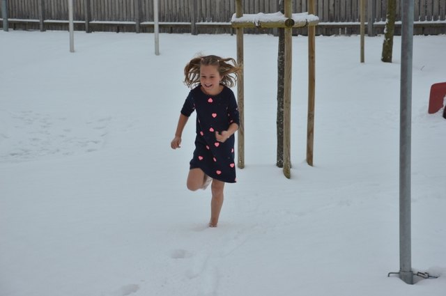 Ein echtes Erlebnis für die Kinder: barfuß durch den Schnee laufen!