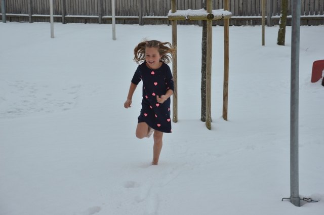 Ein echtes Erlebnis für die Kinder: barfuß durch den Schnee laufen! | Foto: Kindergarten Frauental